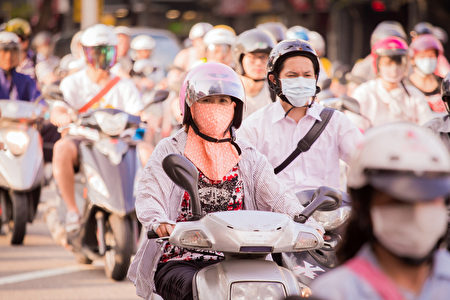 民团呼吁解除内侧道路禁行机车及两段式左转等规定。图为机车族资料照。