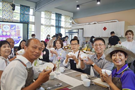 餐桌大合照。