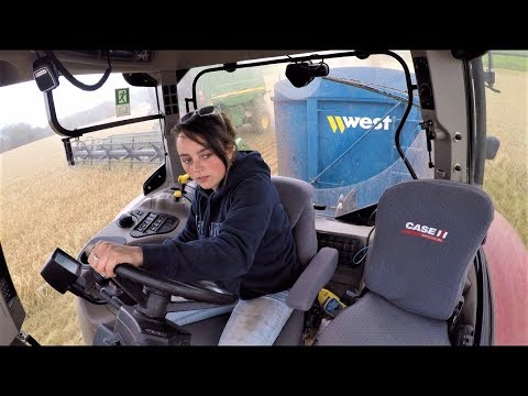 John Deere C670i Hillmaster Harvesting Barley