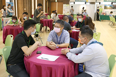 屏东县食品及生技业产学媒合会15日在县政府礼堂举行。