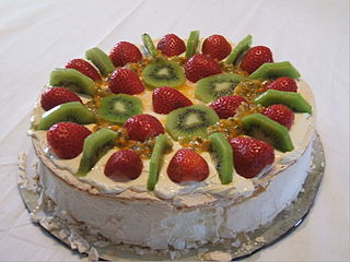 Pavlova dessert with kiwi slices