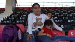 Las imágenes de miles de personas que se refugian en un estadio por los enfrentamientos entre el ELN y disidencias de las FARC en Colombia