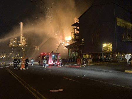 中油高雄大林炼油厂27日晚间10时35分左右发生火警，大量浓烟直窜天际。