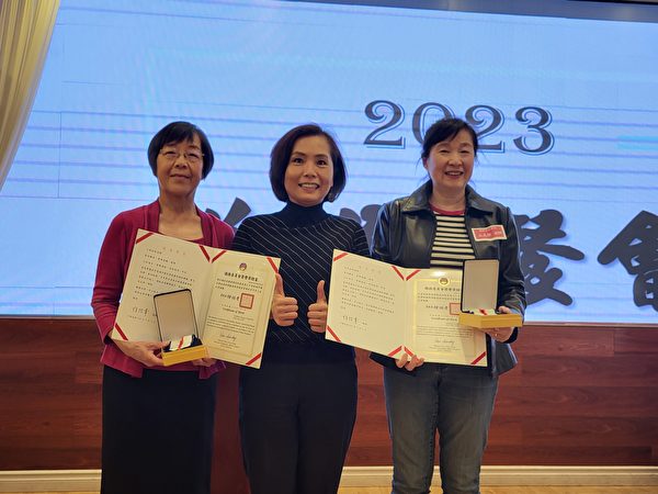 刘立欣处长为加西中文侨校教学30年获奖教师赵玉娥（左一）和王美琴褒奖。（右一）合影。（邱晨/大纪元）