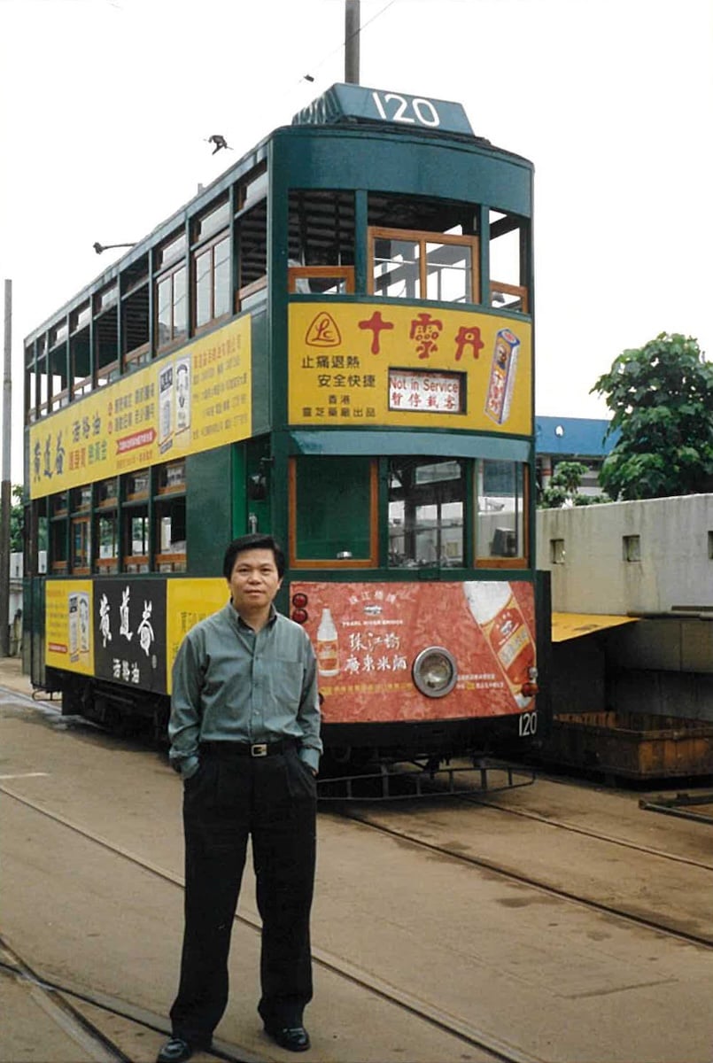 收藏家张顺光与120号战后古董电车。（天地图书提供）