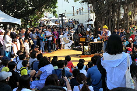 2019年森山市集的艺人表演吸引众人目光。