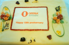 [Opera 公司 15 周年纪念日蛋糕]