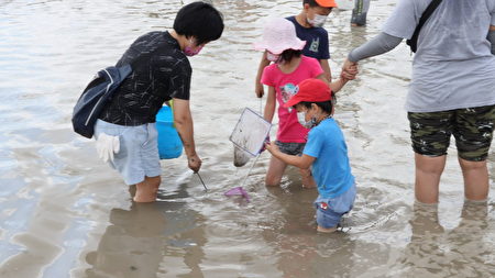 屏北产业串连活动“亲子焢窑趣”23日于盐埔乡彭厝农场欢乐登场。