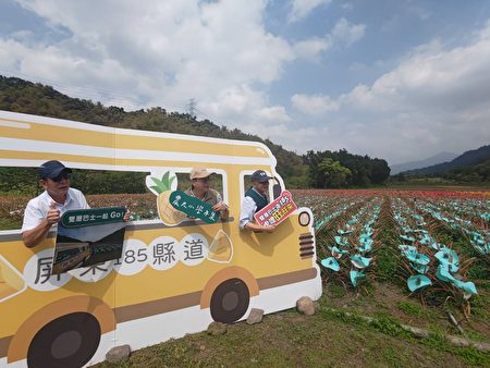 屏东县政府为推广185县道（沿山公路）观光，3月至5月推“185沿山旺来双层巴士”活动，每周六日带游客走访185县道，逛农夫小学市集，欣赏沿线凤梨彩帽田。