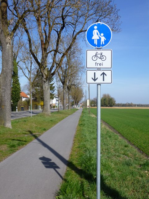 Footway with "bicycle=yes" sign