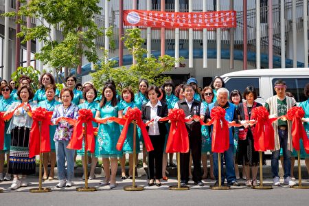 新北市世界华人工商妇女企管协会捐赠寒溪部落福祉车。