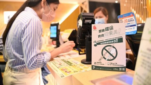 香港某谭仔云南米线连锁餐厅在收银处展示强制收费提供外卖餐具广告（22/4/2024）