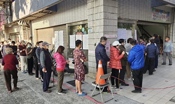 台湾大选投票日天气很好 投票所现长龙