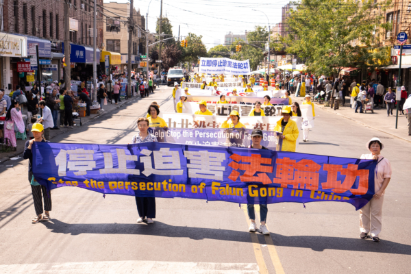 （9月14日），纽约部分法轮功学员上千人在布碌崙举行盛大游行。声援全球4.3亿中国人退出中共党团队。（戴兵/大纪元）