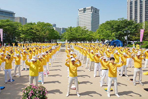 2015年5月10日，韩国庆祝第16届“5.13世界法轮大法日”及法轮大法洪传23周年。（金国焕/大纪元）