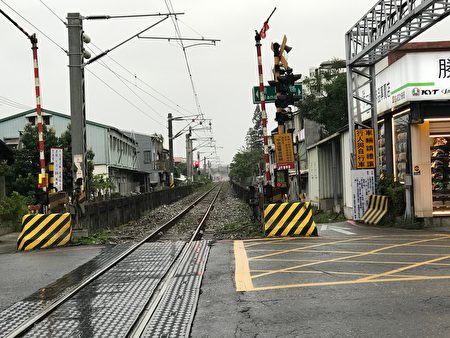 花东铁路双轨电气化预计年底动工，针对花莲市至吉安乡铁道拓宽工程，其中被划入路廊的建国路370巷邻近15户的地主，住宅土地被征收引发不满。