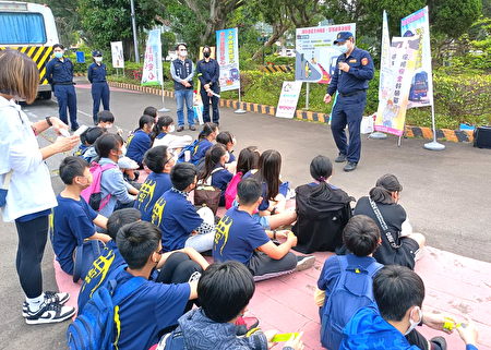 希望透过拟真的教学活动，提醒同学于路口应远离大型车，提高警觉让学童进行交通安全宣导教育。