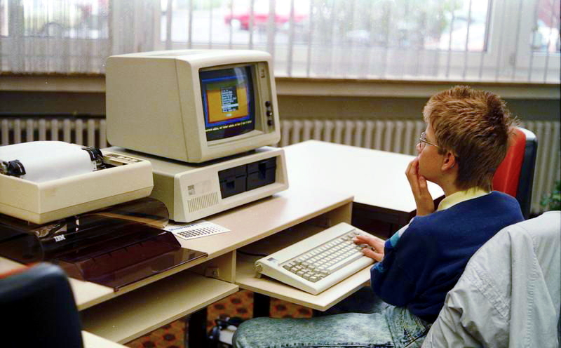 Bundesarchiv B 145 Bild-F077948-0006, Jugend-Computerschule mit IBM-PC