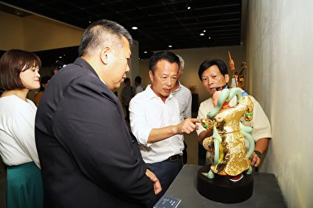 在“百工风华 诸罗献艺”展览开幕式中，嘉义县长翁章梁（中）等贵宾，一同观赏参展作品。