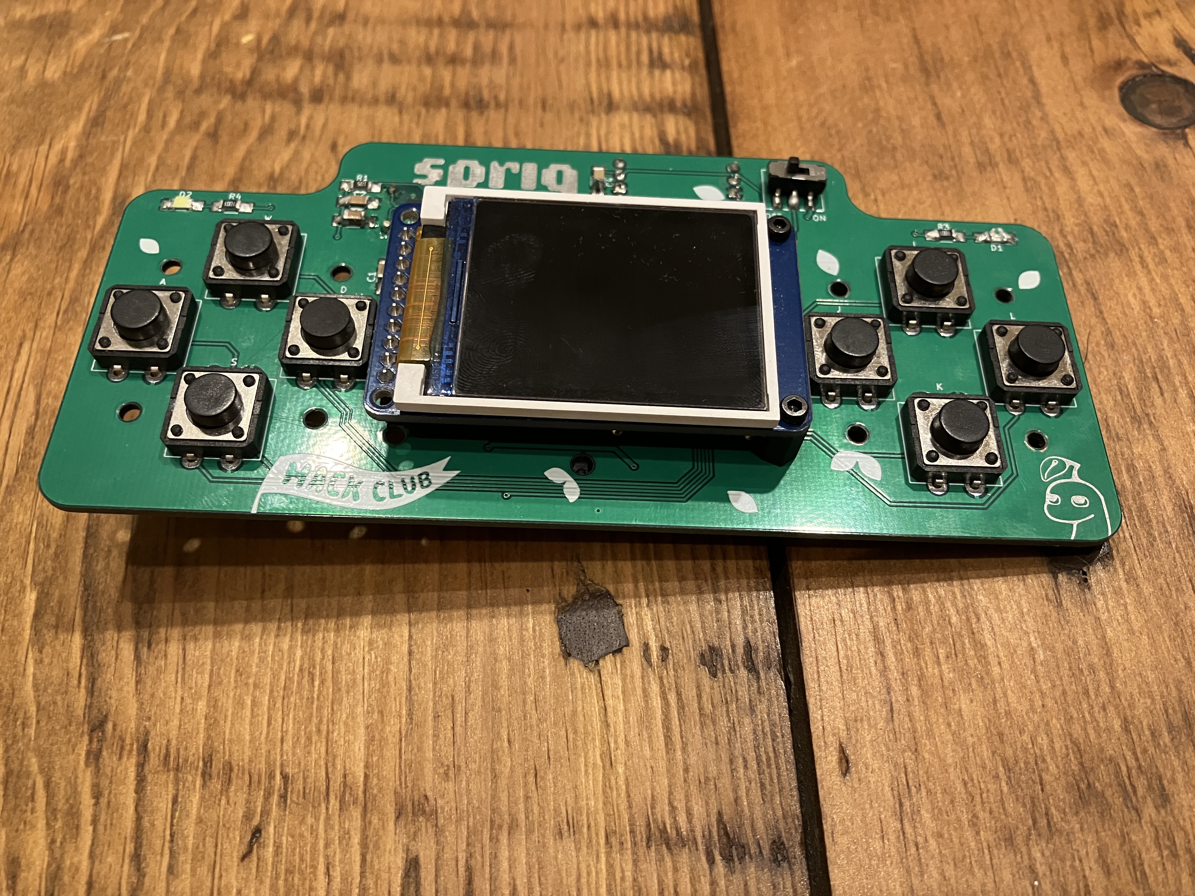 Foto de um PCB com um LCD e 8 botões