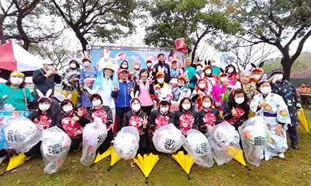 “龙潭迎古董接财神”活动行之有年，也成为重要的过年习俗，并展现龙潭乡亲注重传统的精神。