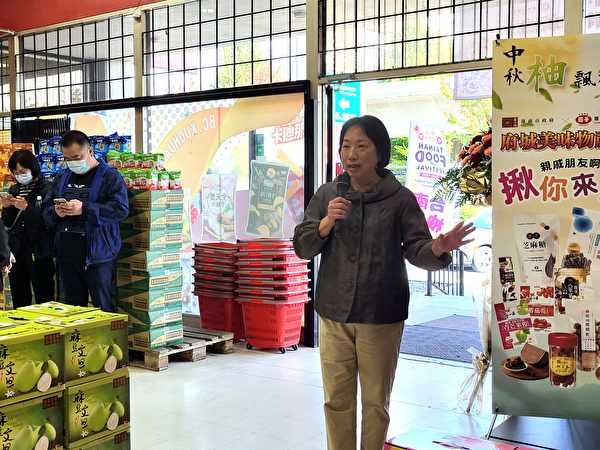 国华台湾食品公司董事长周怡华分享举办食品节心得。（邱晨/大纪元）