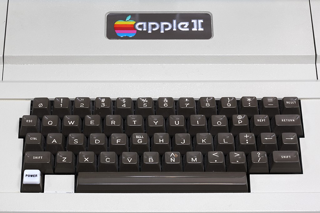 Image du clavier de l'Apple II qui n'a pas de touche pour les accolades et crochets