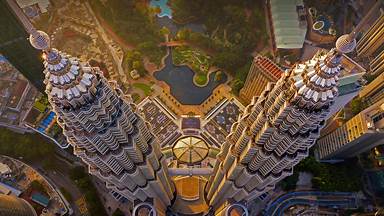 Petronas Twin Towers, Kuala Lumpur, Malaysia (© tampatra/Getty Images)