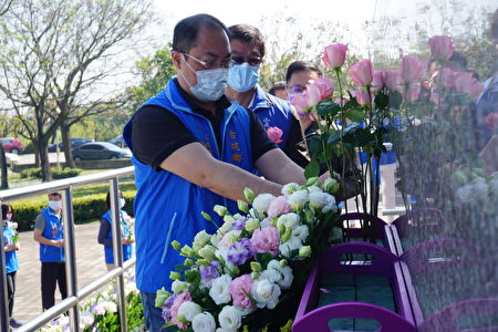 与会来宾为受难者献花。