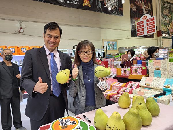 图：温哥华台贸中心主任邱仕敏和侨务组长陈碧莲（右）。（邱晨／大纪元）