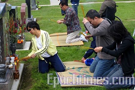 洛杉矶华人清明拜祭先人。（大纪元）