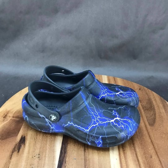 crocs-bistro-slip-resistant-clogs-womens-8-black-blue-graphic-lightning-shoes-1