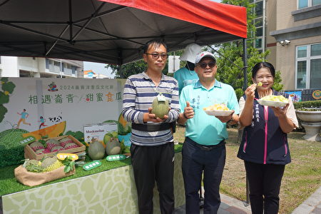 乡长李泓仪(中)瓜农李思豪(左)县议员洪如萍，欢迎全国民众5/11日来崙背品尝台湾最甜的哈密瓜。