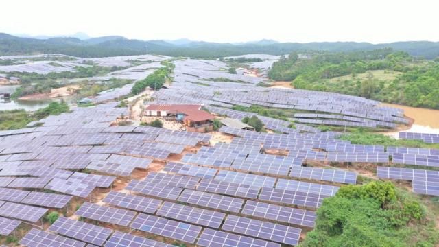 房子周围有一排排的太阳能电池板