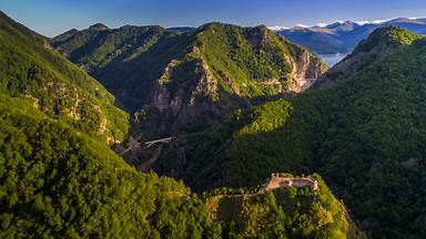 Poenari Castle on Mount Cetatea, Făgăraș Mountains, Romania (© porojnicu/Getty Images)