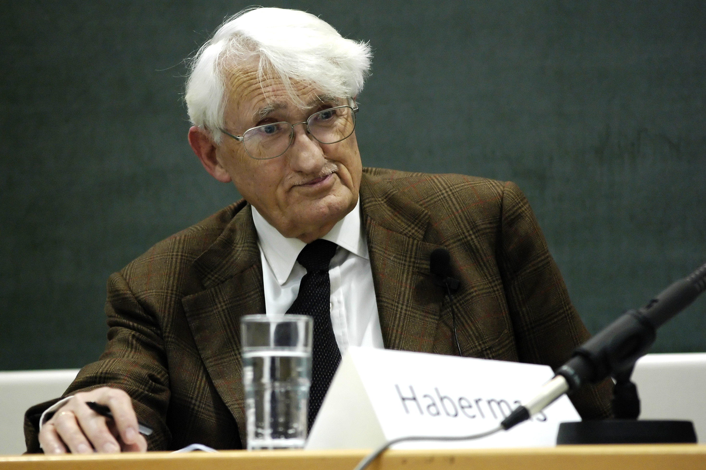 http://upload.wikimedia.org/wikipedia/commons/4/4d/JuergenHabermas.jpg