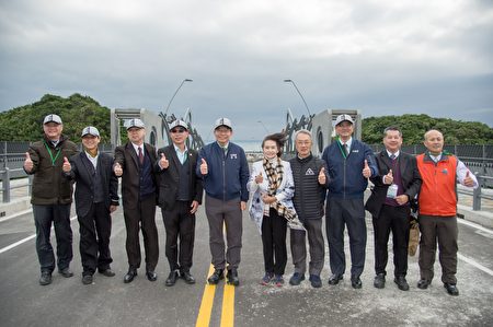 南方澳跨港大桥通车，交通部长王国材(左5)林姿妙县长(右5)等贵宾合影