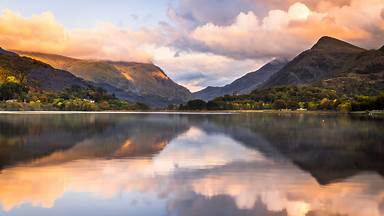 https://cn.bing.com/th?id=OHR.LlanberisSnowdoniaSunset_ZH-CN6682238671&w=384&h=216