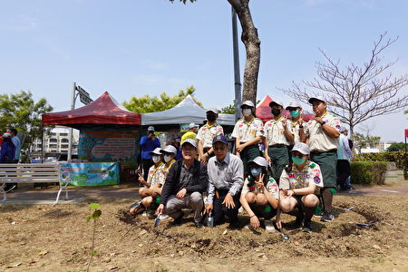 嘉义林管处处长张岱（1排左1）为3月植树月奔忙，办理多场赠苗，为嘉园造福。