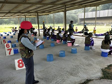  承办教官-赵蓉鲜教官于射击线掌握射击弹药分配与学生状况。