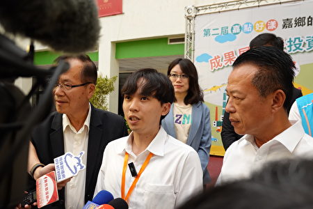  右起为县长翁章梁、嘉大美好生活团队成员康晋怀、南华大学副校长林辰璋。康晋怀说，有感于许多民众在辅具需求消失后，会报废辅具，可能造成资源浪费，因此希望能将辅具回收整理后，再提供给需要的人。