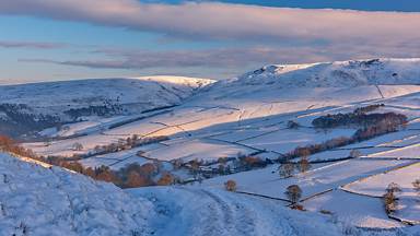 Kinder Scout at sunrise, Peak District National Park, England (© john finney photography/Getty Images)