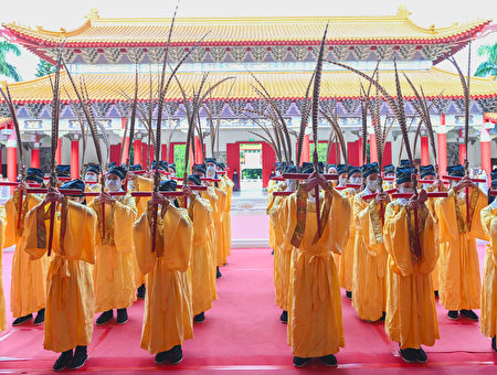 东门国小学生担任佾生。