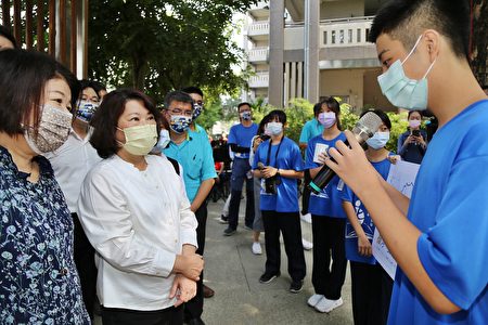 学生为市长黄敏惠解说。