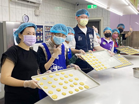 梦想起飞工作坊青年与来宾们一同制作饼干，活动成功圆满。