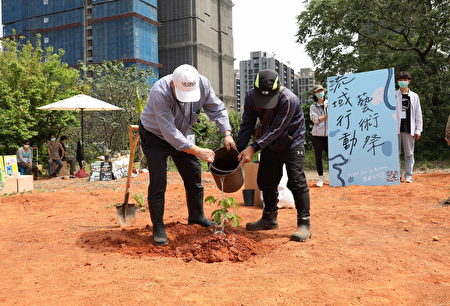 中原大学设计学院USR计划主持人陈其澎教授与当地居民吕培玱先生一起种下“希望之树”。