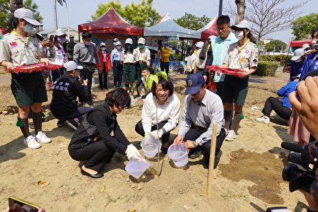 市长黄敏惠、议长陈姿妏在林试所中埔研究中心助理研究员蔡景株的协助下一同种下鱼木。