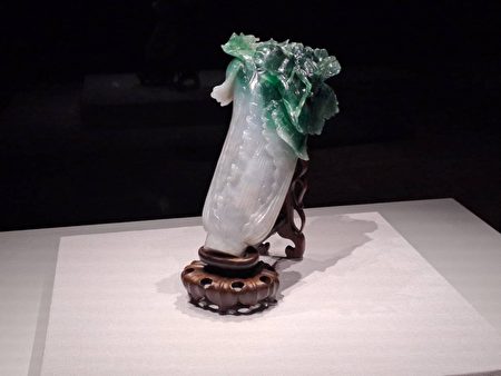 故宫南院5月9日起新推人气国宝精品展，一展古代文人情怀。图为故宫明星展件〈清 翠玉白菜〉。