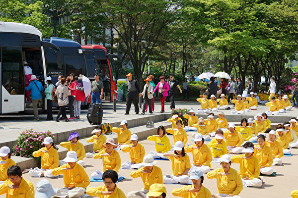 2015年5月10日，韩国庆祝第16届“5.13世界法轮大法日”及法轮大法洪传23周年。过往游客关注。（金国焕/大纪元） 