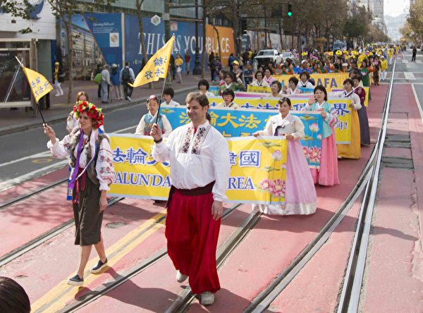 2016年10月22日，4000多名法轮功学员及民众，在旧金山举行盛大游行。（周容／大纪元）